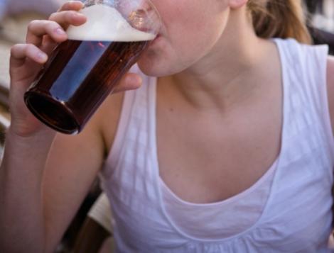 Vezi cati litri de alcool poate sa consume cea mai betiva femeie din Marea Britanie!