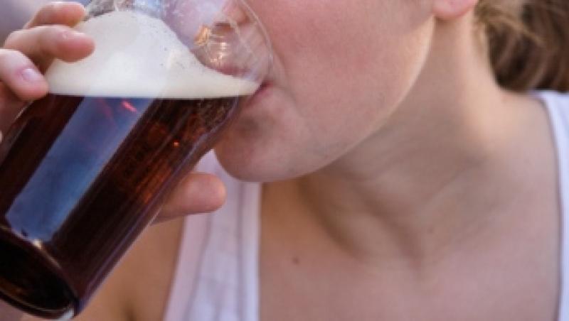 Vezi cati litri de alcool poate sa consume cea mai betiva femeie din Marea Britanie!