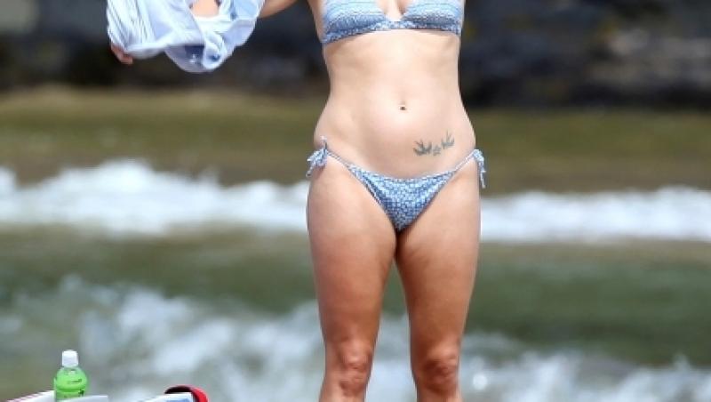 FOTO! Reese Witherspoon, cu celulita la plaja