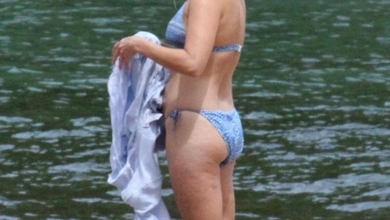 FOTO! Reese Witherspoon, cu celulita la plaja
