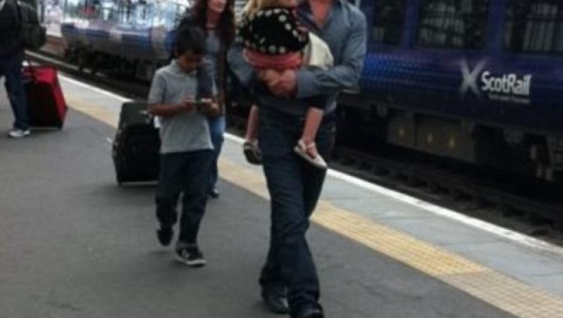 VIDEO! Brad si Angelina au inchiriat un tren intreg, pentru a-i duce din Londra in Glasgow