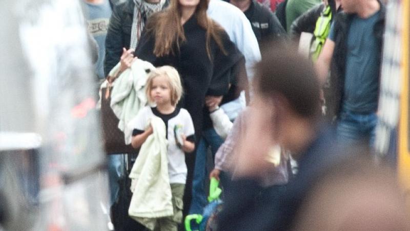 VIDEO! Brad si Angelina au inchiriat un tren intreg, pentru a-i duce din Londra in Glasgow