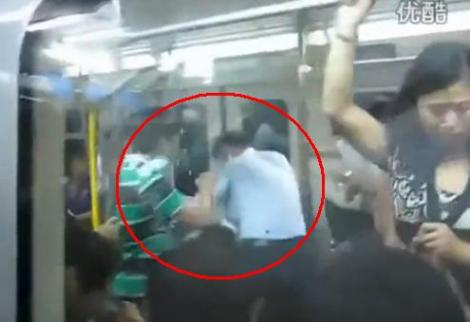 VIDEO! China: Bataie generala la metrou