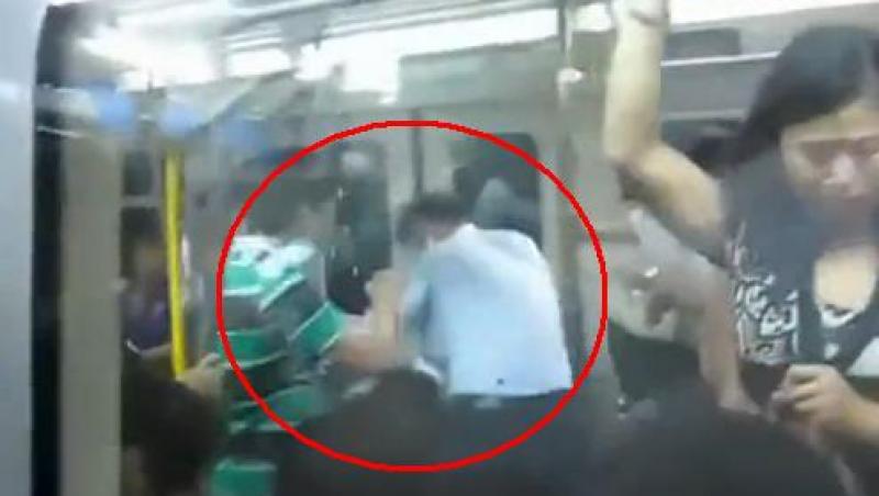 VIDEO! China: Bataie generala la metrou