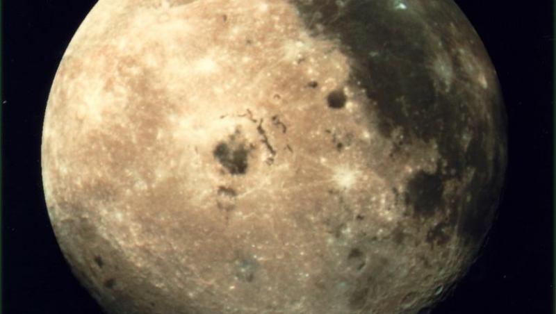 Luna ar putea fi mai tanara cu 200 de milioane de ani