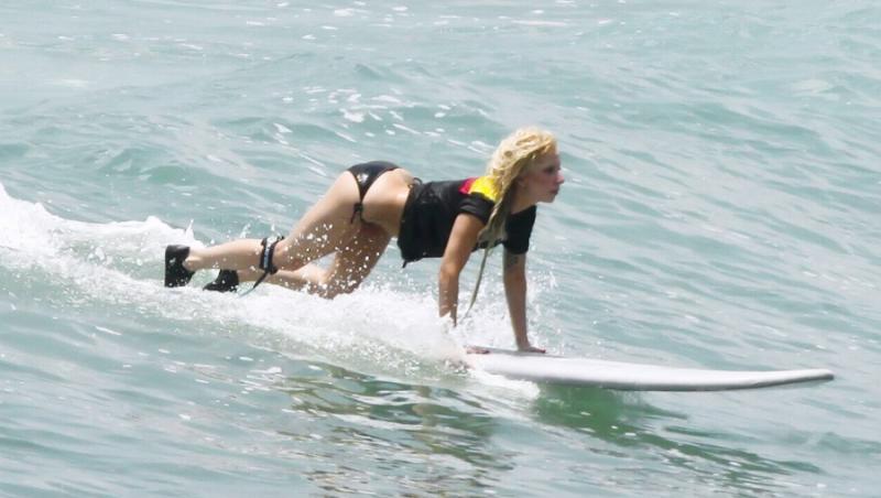 FOTO! Lady Gaga a facut surf fara costum pe ea!