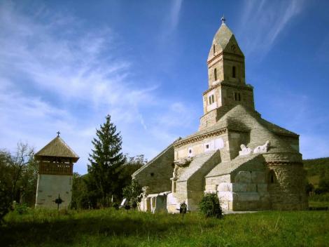 VIDEO! Densus - cea mai veche biserica din Romania in care se tin slujbe