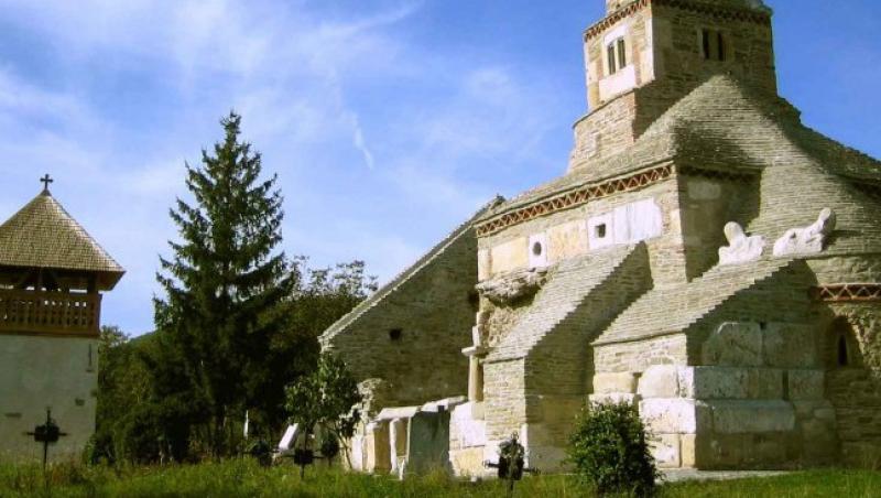 VIDEO! Densus - cea mai veche biserica din Romania in care se tin slujbe