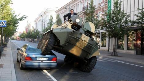 VIDEO! Ce patesc "smecherii" lituanieni care isi parcheaza masinile ilegal