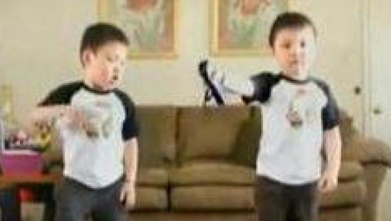 VIDEO! Demonstratie de dans a doi gemeni, in timp ce se joaca pe o consola Wii