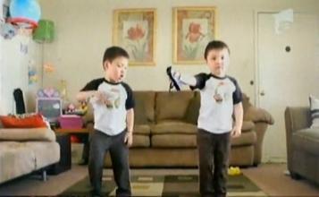 VIDEO! Demonstratie de dans a doi gemeni, in timp ce se joaca pe o consola Wii