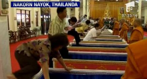 VIDEO! Oamenii se inmormanteaza de vii in Thailanda