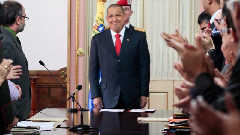 Hugo Chavez a aparut cu capul ras la o sedinta de guvern