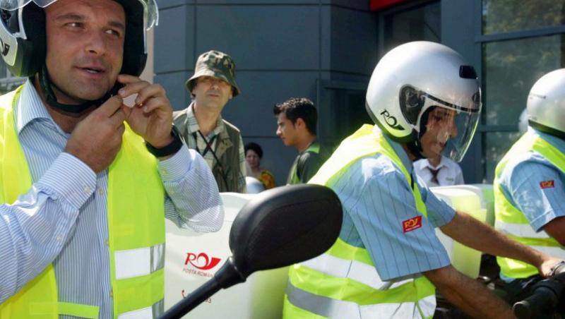 Sute de angajati ai Postei Romane ameninta cu greva la sediul Ministerului Comunicatiilor