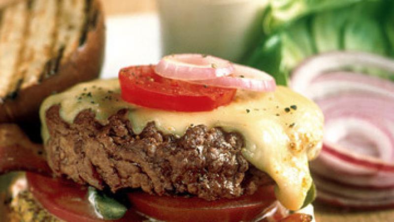 Reteta zilei: cum sa faci un cheeseburger clasic