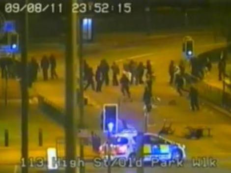 VIDEO! Noi imagini cu violentele din Marea Britanie: Huliganii au tras in directia politistilor la Birmingham