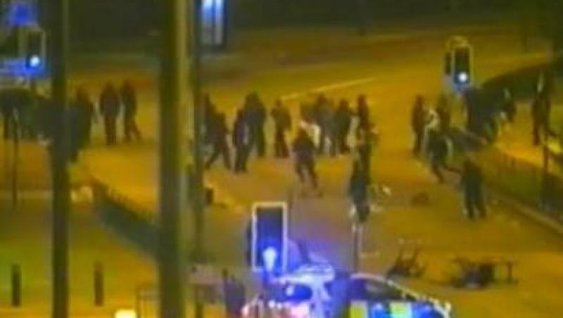 VIDEO! Noi imagini cu violentele din Marea Britanie: Huliganii au tras in directia politistilor la Birmingham