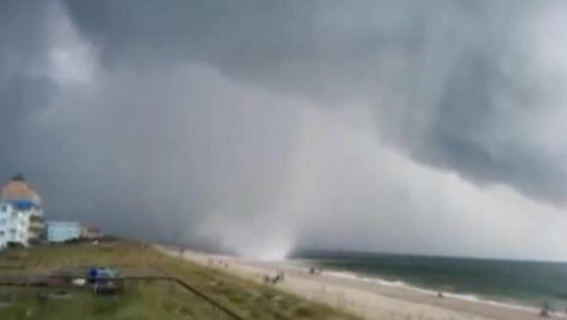 VIDEO! Un vartej de apa s-a transformat in tornada pe plaja