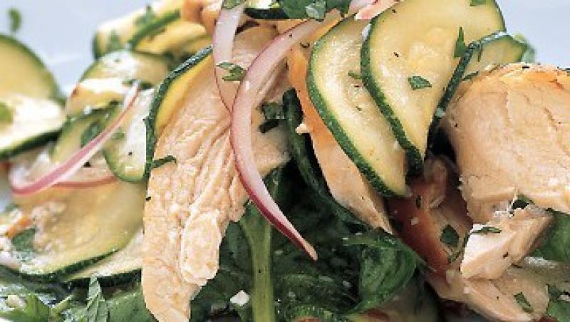 Reteta zilei: salata de dovlecei cu pui