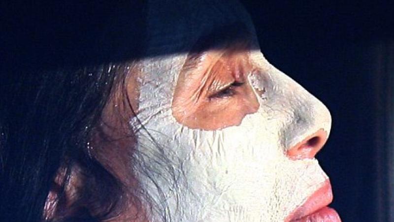 FOTO! Cher, cu masca cosmetica pe fata