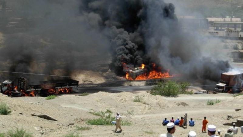 Cisterne de benzina americane, atacate de pakistanezi pe motocicleta.