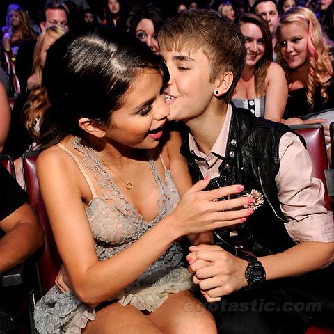 Justin Bieber, parasit de Selena Gomez pentru ca e imatur