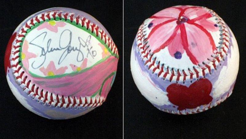 Selena Gomez strange bani pentru tinerii jucatori de baseball
