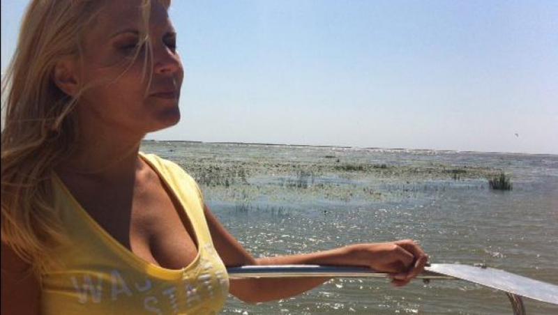 GALERIE FOTO! Elena Udrea, la plimbare in padure, pe tocuri de 15 cm