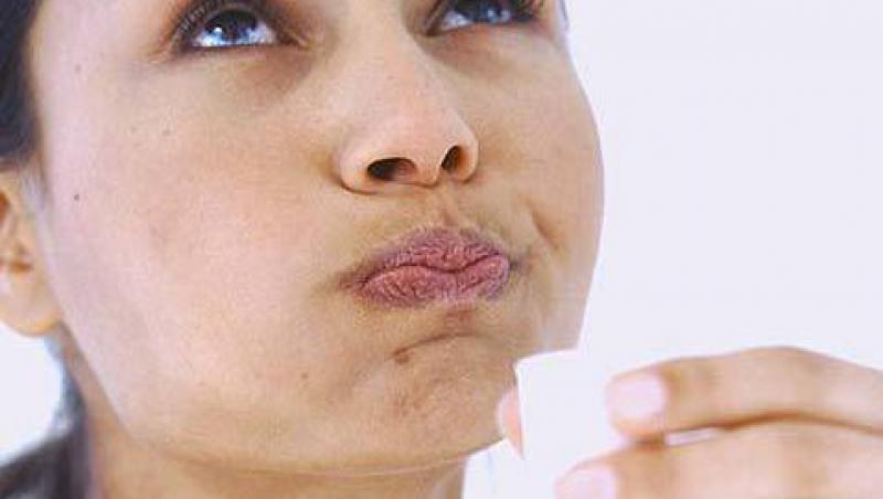Studiu: Apa de gura poate duce la cancer in cazul fumatorilor