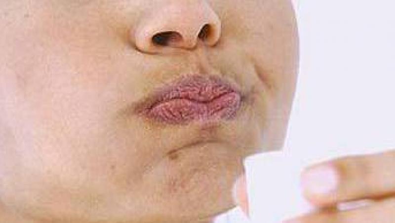 Studiu: Apa de gura poate duce la cancer in cazul fumatorilor