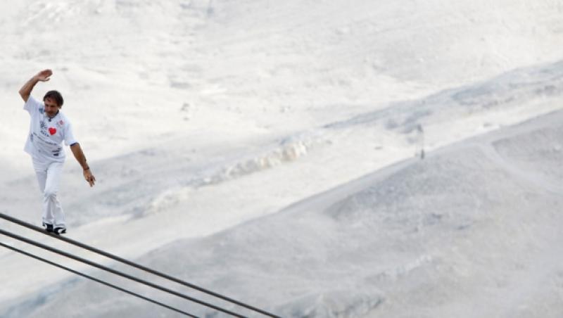 VIDEO & FOTO! Un elvetian curajos a mers pe un cablu, la 348 de metri altitudine