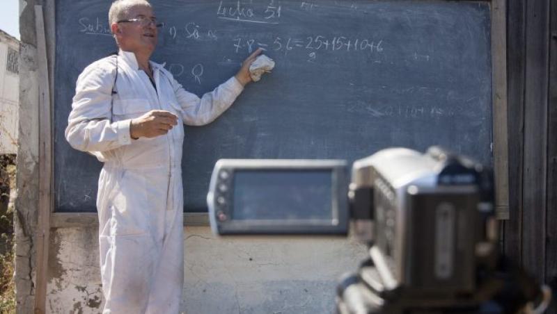 VIDEO! Un profesor bacauan de 60 de ani tine lectii online de matematica din stupina