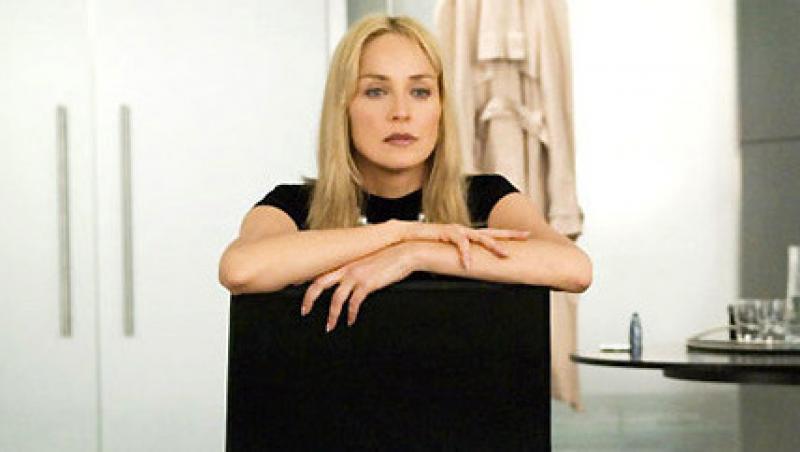 Sharon Stone reface scena care a facut-o celebra in Basic Instinct