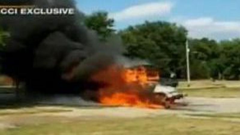 VIDEO! SUA: Copii evacuati dintr-un autobuz in flacari, chiar in prima lor zi de scoala