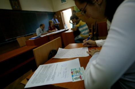 BAC 2011/ Sesiunea a II-a: Absolventii sustin proba de evaluare la limba materna