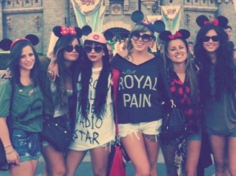 FOTO! Demi Lovato si-a sarbatorit ziua de nastere la Disneyland