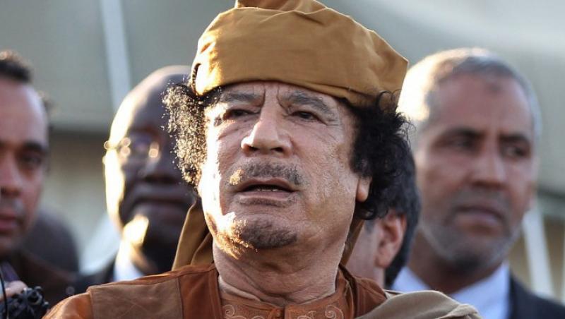 Liderul libian Muammar Gaddafi, inconjurat de trupele libiene