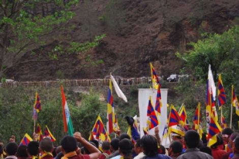 The Sun Behind the Clouds: Tibet' s Struggle for Freedom