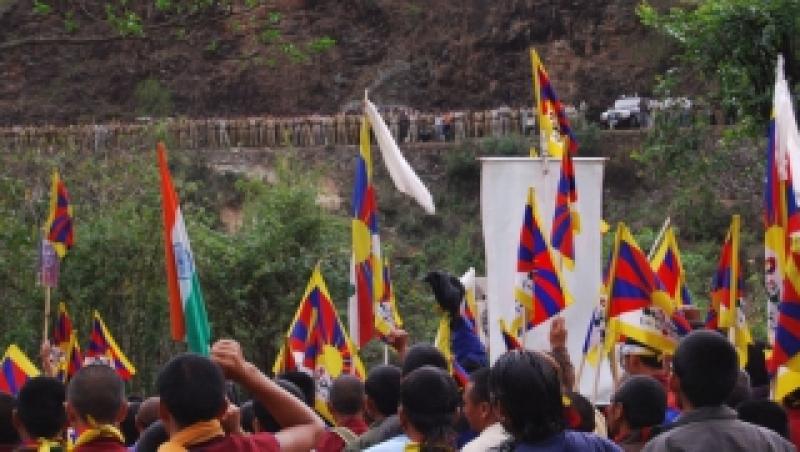 The Sun Behind the Clouds: Tibet' s Struggle for Freedom