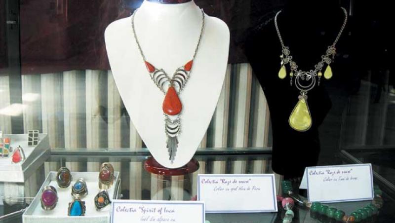 FOTO! Bijuterii din opal peruvian, intr-o expozitie la Bucuresti!