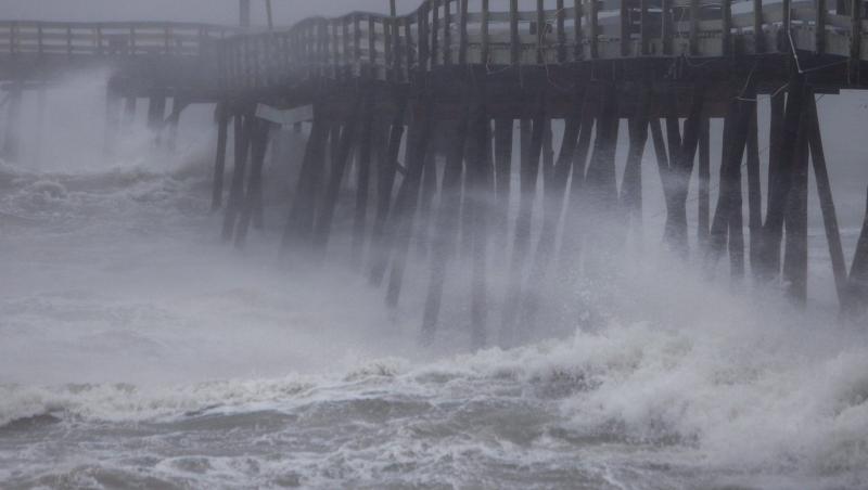 VIDEO & FOTO! Uraganul Irene, retrogradat la statutul de furtuna tropicala. Zece victime inregistrate in prezent