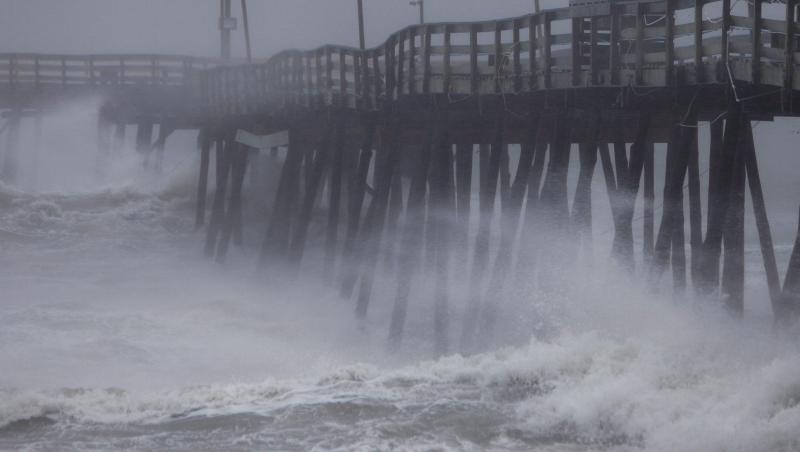 VIDEO & FOTO! Uraganul Irene, retrogradat la statutul de furtuna tropicala. Zece victime inregistrate in prezent