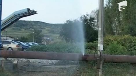 VIDEO! Solutia romaneasca la o conducta de apa fisurata: "reparatie" cu tarusul de lemn