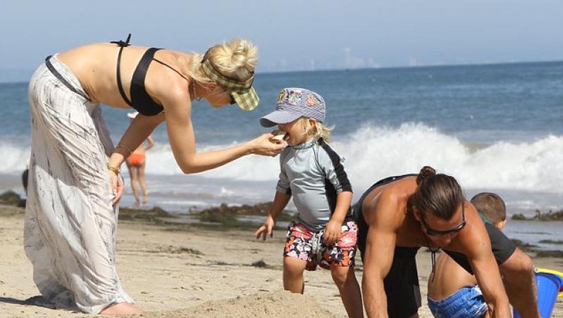 FOTO! O familie in forma! Gwen Stefani si Gavin Rossdale isi arata abdomenele lucrate pe plaja!