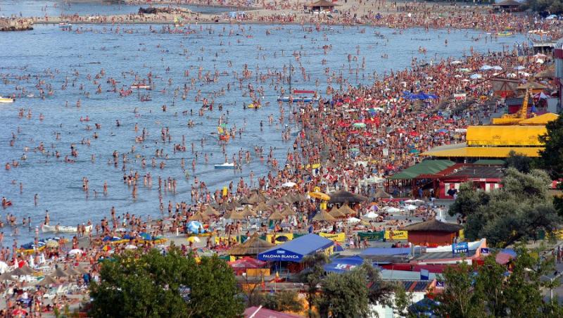 Cod rosu la Marea Neagra: Turistii, avertizati sa nu intre in apa
