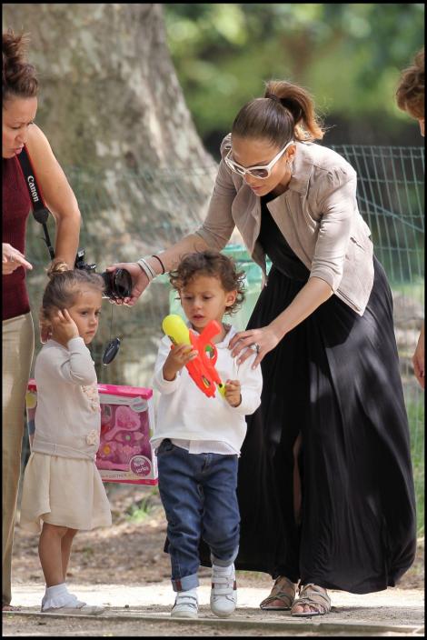 Gemenele lui J. Lo sunt rasfatate de mamica