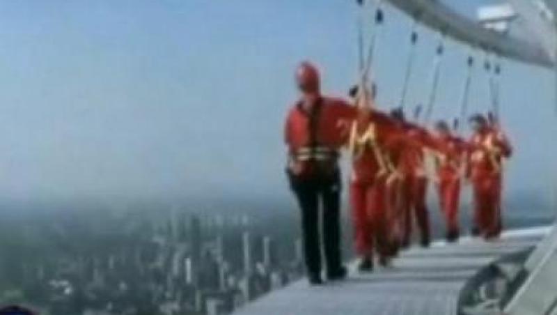 VIDEO! Plimbare la 350 de metri inaltime fara balustrada, la Toronto