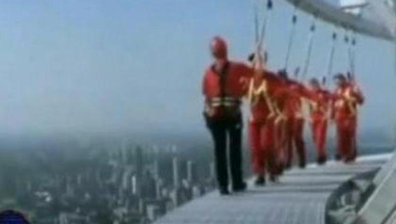 VIDEO! Plimbare la 350 de metri inaltime fara balustrada, la Toronto