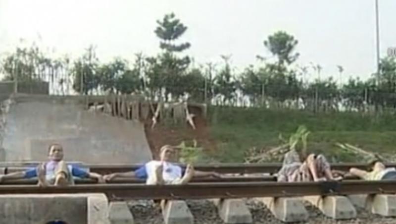 VIDEO! Indonezienii se trateaza de boli pe sinele de cale ferata