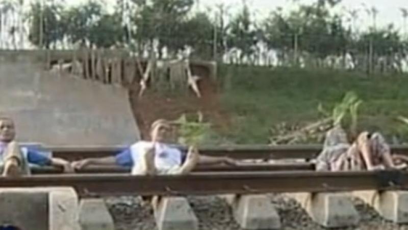 VIDEO! Indonezienii se trateaza de boli pe sinele de cale ferata